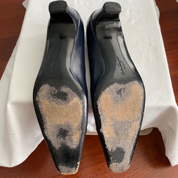 Ferragamo navy kitten heels with gold hardware - Picture 3 of 4